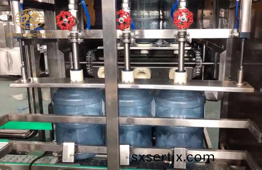 全自動桶(tong)裝水灌裝(zhuang)機