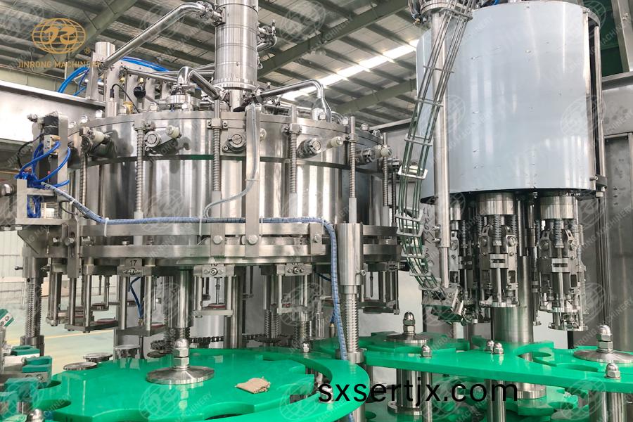 JR18-18-6玻瓈缾皇冠蓋(gai)含氣飲料灌裝機(ji)-2
