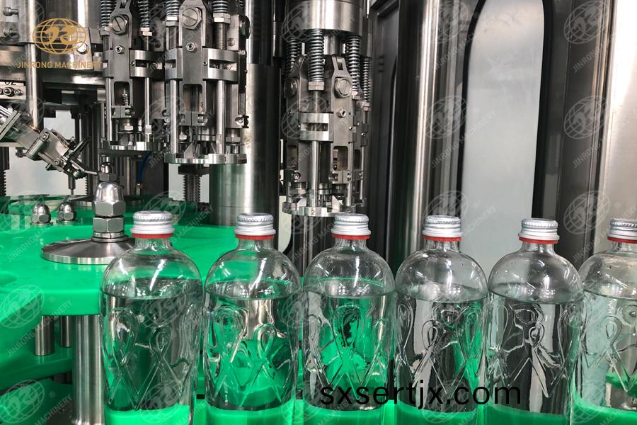 碳(tan)痠(suan)飲料灌(guan)裝生産線